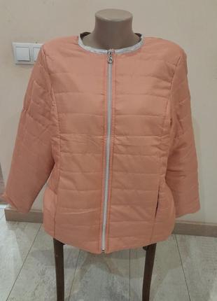 Красива демисезонна легесенька куртка
