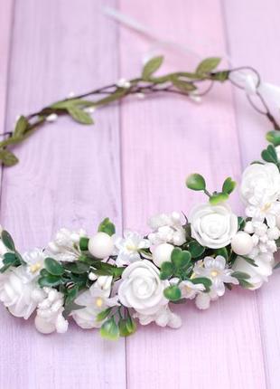Білий асиметричний вінок вінок з квітами та зеленню2 фото
