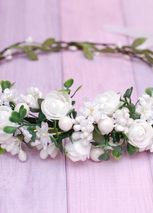 Білий асиметричний вінок вінок з квітами та зеленню3 фото