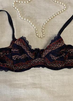 Чудовий мереживний бюст на кісточках