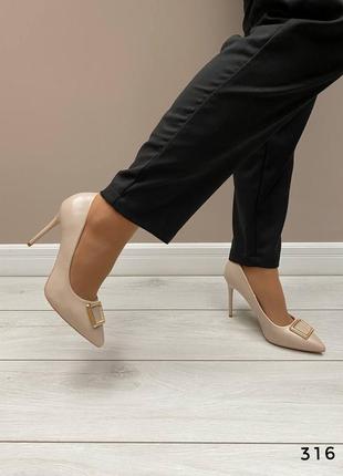 Туфлі на підборах з квадратною брошкою