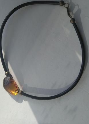 Лаконичный чокер с натуральным балтийским янтарем. сережки в подарок.5 фото