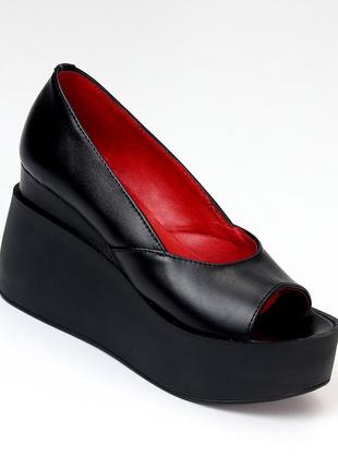 Натуральные кожаные черные туфли с открытым носом на танкетке