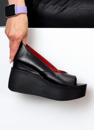Натуральные кожаные черные туфли с открытым носом на танкетке2 фото