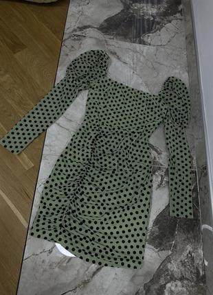 Плаття в горошок з квадратним вирізом та зборкою збоку