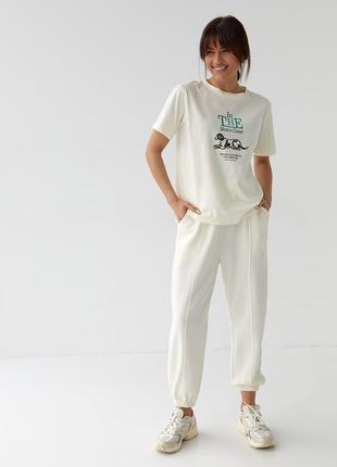 Женская кремовая базовая хлопковая футболка с принтом5 фото