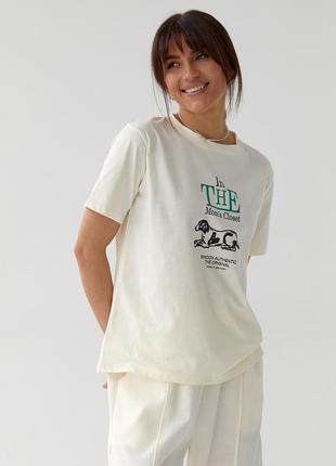 Женская кремовая базовая хлопковая футболка с принтом4 фото