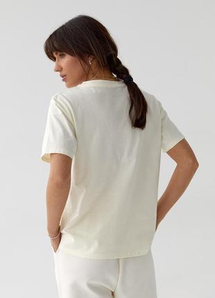 Женская кремовая базовая хлопковая футболка с принтом2 фото