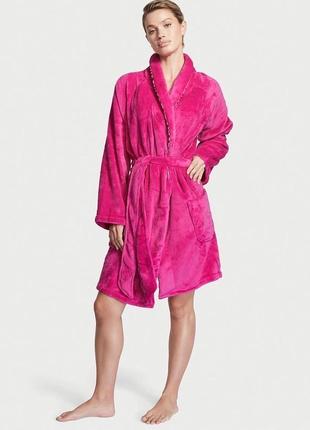 Халат ярко-розовый logo short cozy robe pink victoria ́s secret3 фото