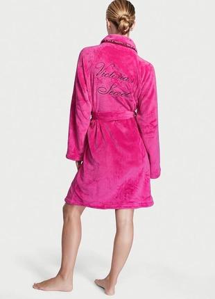 Халат ярко-розовый logo short cozy robe pink victoria ́s secret4 фото