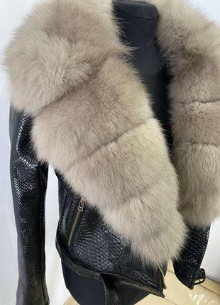 Женская косуха рептилия, кожаная куртка с натуральным мехом песца в окрасе соболь