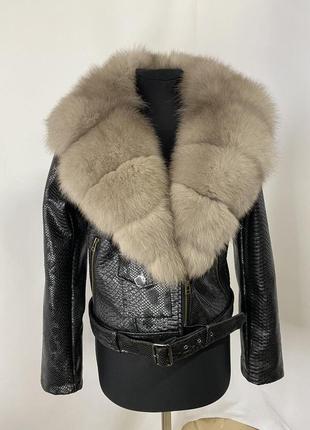 Женская косуха рептилия, кожаная куртка с натуральным мехом песца в окрасе соболь