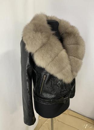 Женская косуха рептилия, кожаная куртка с натуральным мехом песца в окрасе соболь
