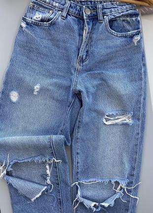 Рваные джинсы на высокой посадке1 фото