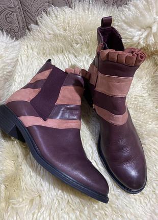 Классные кожаные осенние базовые ботинки 41 р tamaris