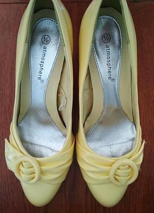 Туфли на низком каблуке нежно жёлтые