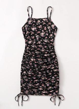 Платье по фигуре в цветочный принт с затяжками