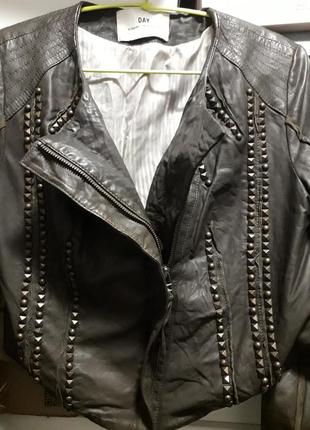 Дизайнерська шкіряна укорочена куртка косуха колір хакі malene birger et mikkelsen3 фото