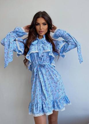 Платье короткое голубое с цветочным принтом на длинный рукав свободного кроя с поясом с кружевом качественная стильная