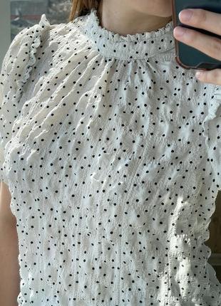 Стильна фактурна біла блуза в горох 1+1=36 фото