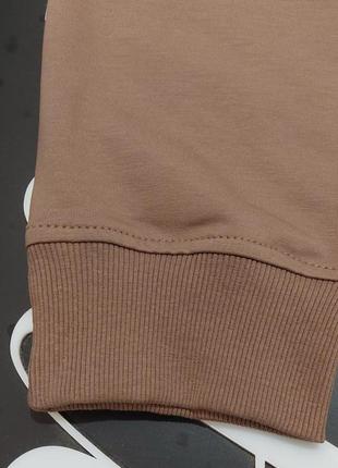 Брендовый спортивный костюм.