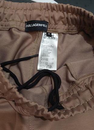 Брендовый спортивный костюм.