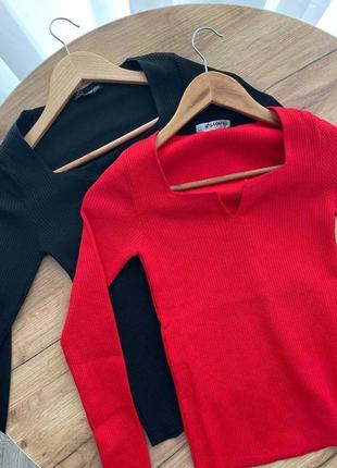 Трендовая кофточка с фигурным вырезом