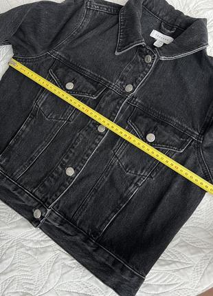 Трендовая черная джинсовая куртка topshop. черный джинсовый жакет. укороченная джинсовая куртка черная s4 фото