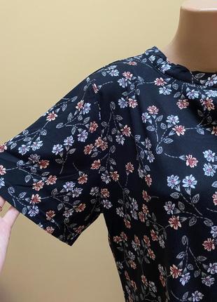 Чорна блузочка на короткий рукав з квітковим принтом🌸🌸🌸3 фото