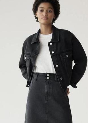Трендовая черная джинсовая куртка topshop. черный джинсовый жакет. укороченная джинсовая куртка черная s