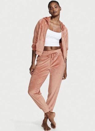 Велюровый спортивный костюм velour front-zip canyon rose graphic victoria’s secret1 фото