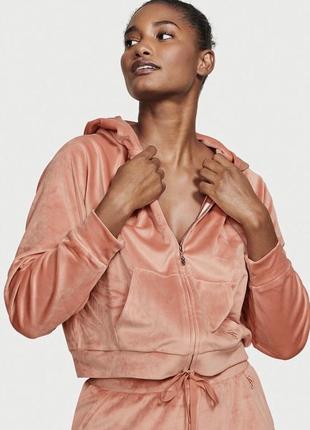 Велюровый спортивный костюм velour front-zip canyon rose graphic victoria’s secret2 фото