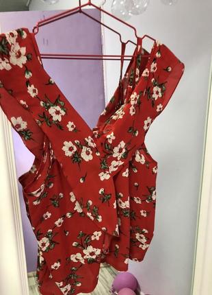 Червона блуза в квіточку