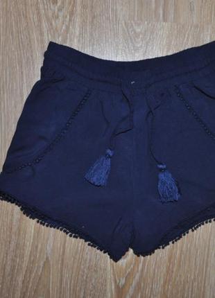 Трендовые шорты из вискозы с кружевом от atmosphere