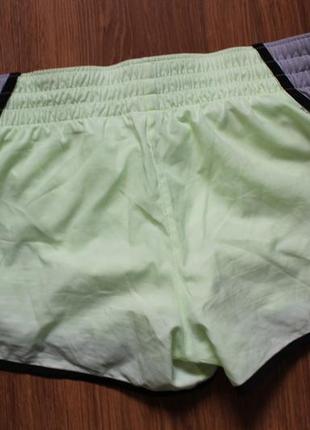 Яркие салатовые женские беговые шорты для тренеровок nike2 фото