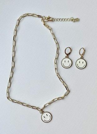Женский комплект украшений золотистые серьги и цепочка с милыми смайлами белого цвета