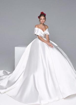 Атласное свадебное платье2 фото