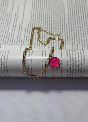 Жіночий комплект прикрас золотисті сережки та ланцюжок із милими смайлами рожевого кольору5 фото