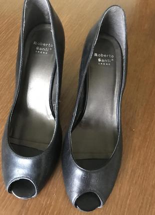 Шкіряні туфлі.