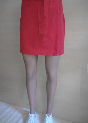 Короткая котоновая красная юбка на запах с завязками7 фото