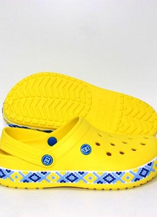 Женские желтые кроксы с голубым орнаментом.6 фото