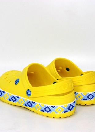 Женские желтые кроксы с голубым орнаментом.4 фото