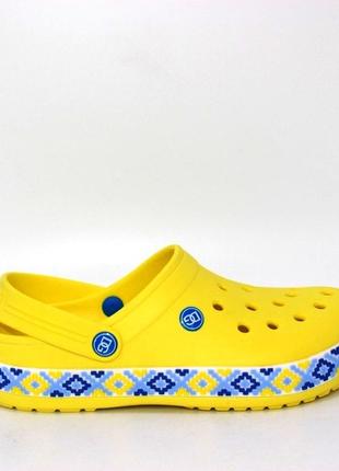 Женские желтые кроксы с голубым орнаментом.3 фото