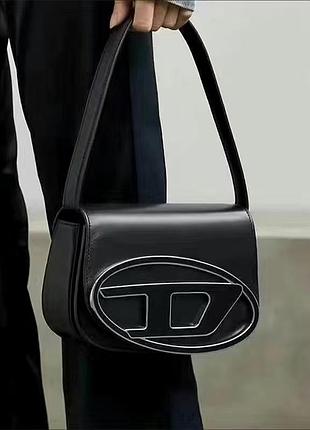 Жіноча сумка чорна біла з короткою ручкою буква д