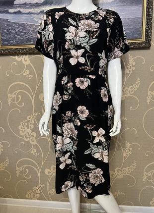 Очень красивое и стильное брендовое платье.