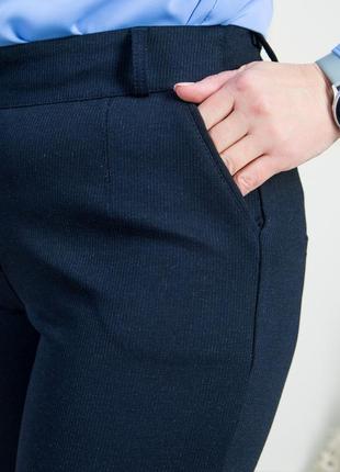 Классические темно-синие женские батальные брюки укороченной длины весна-осень 44-583 фото