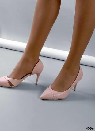 Женские туфли на низких каблуках с острым носком7 фото