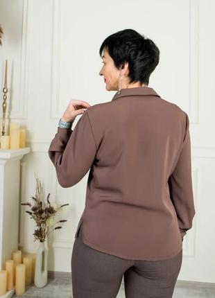 Офісна жіноча шоколадна сорочка класичного фасону на ґудзиках 44-542 фото