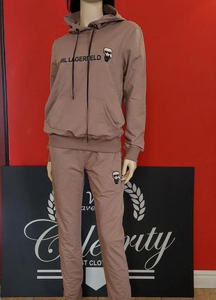 Брендовый спортивный костюм.