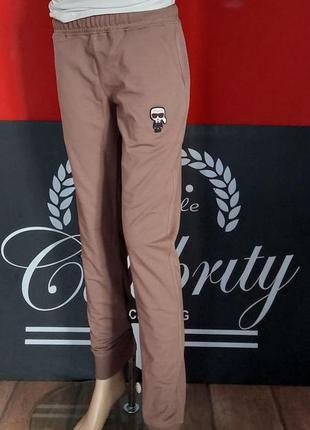 Брендовый спортивный костюм.